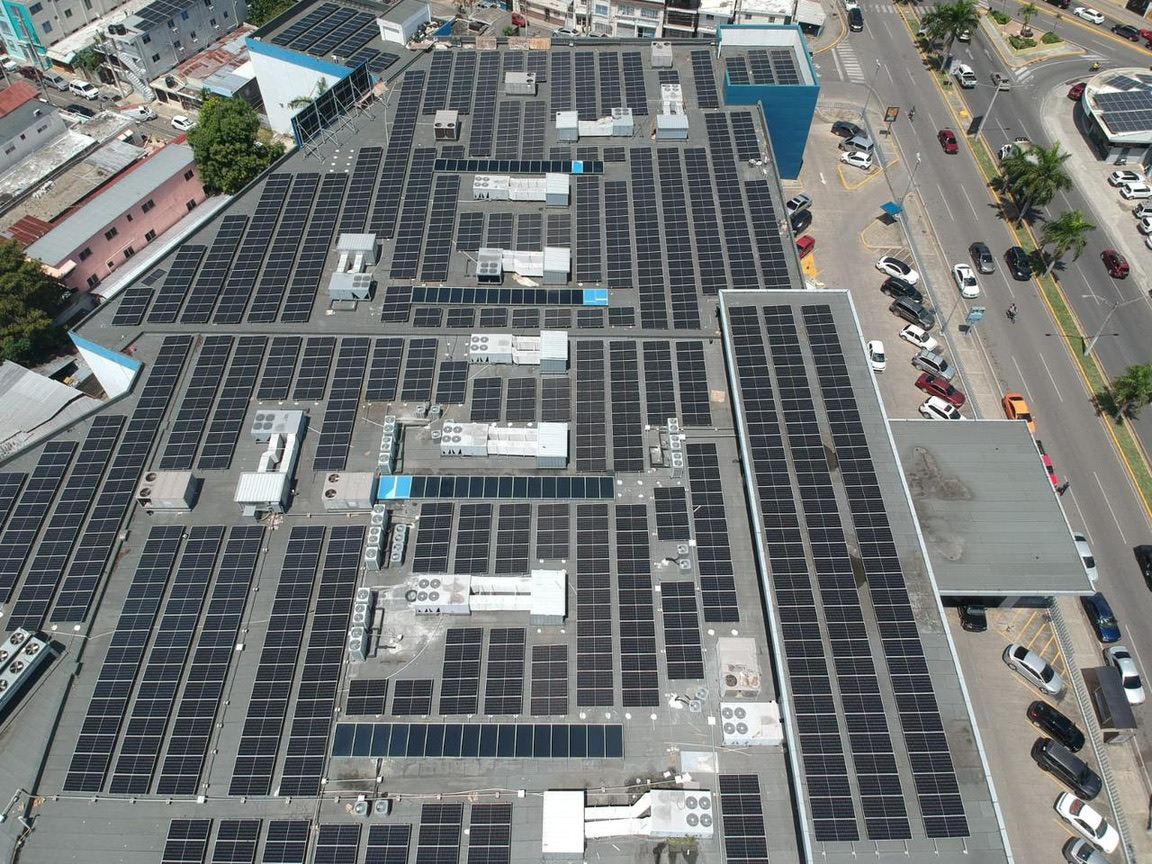 Vista aérea del techo de una sucursal de Plaza Lama cubierto de paneles solares