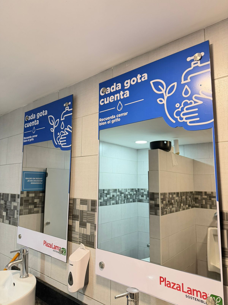 Espejos de baño de Plaza Lama con la señalización Cada gota cuenta