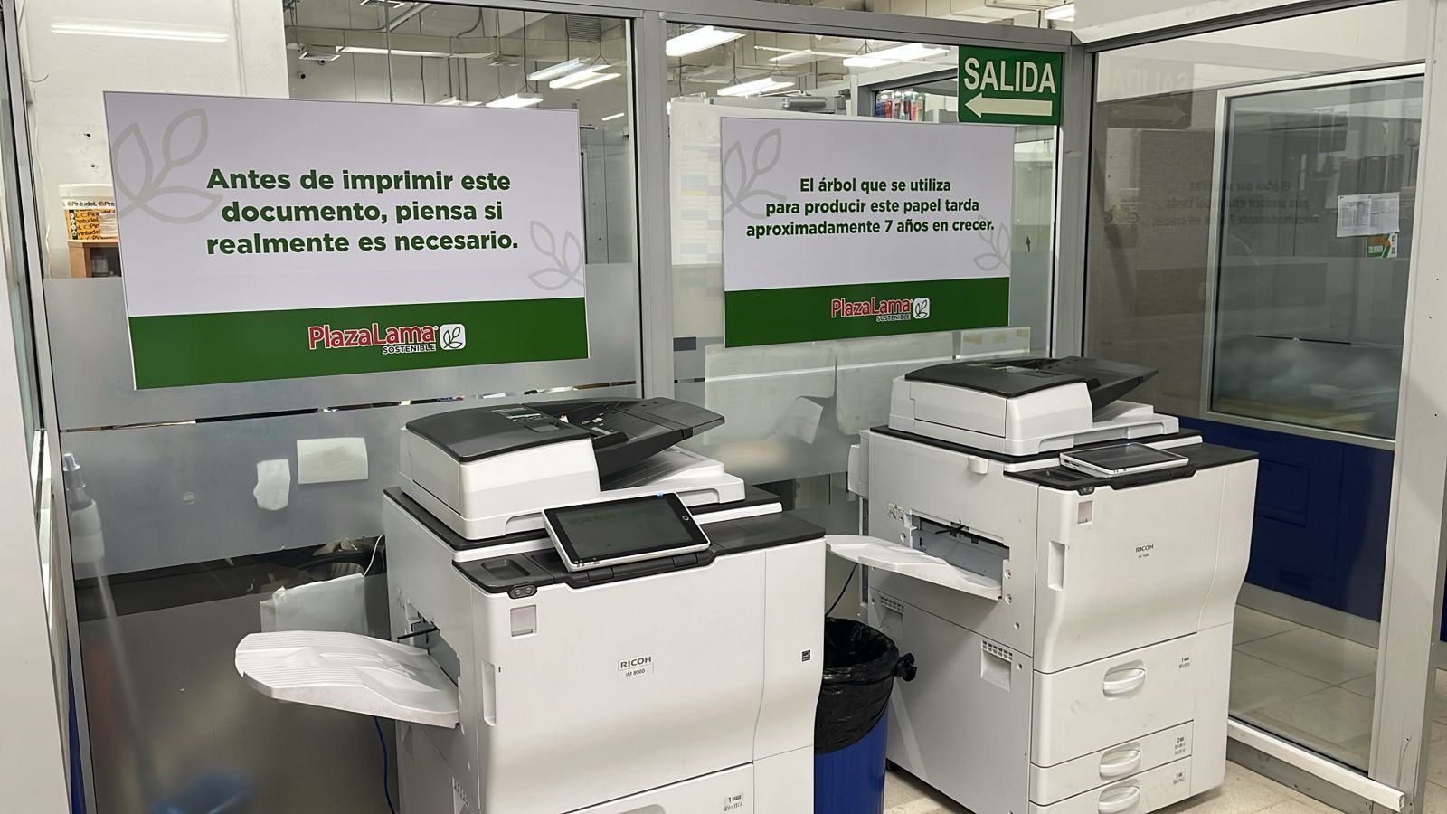 Área de impresoras de Plaza Lama con señalización que invita a imprimir solo lo necesario