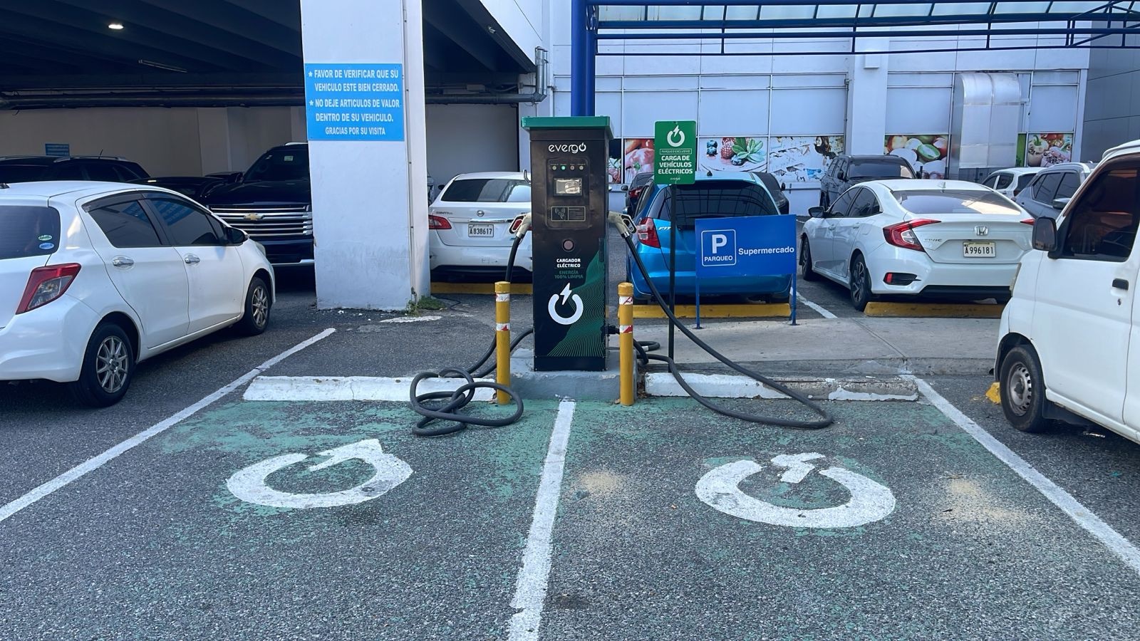 Estación de carga para vehículos eléctricos en el parqueo de una sucursal de Plaza Lama