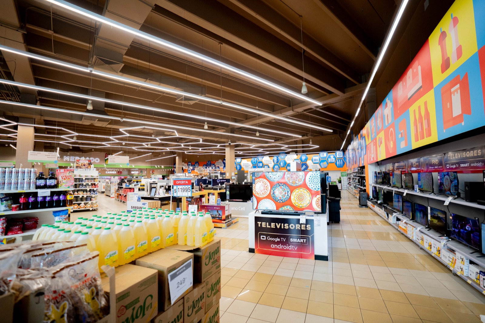 Interior de una sucursal de Plaza Lama iluminada con luminarias LED lineales