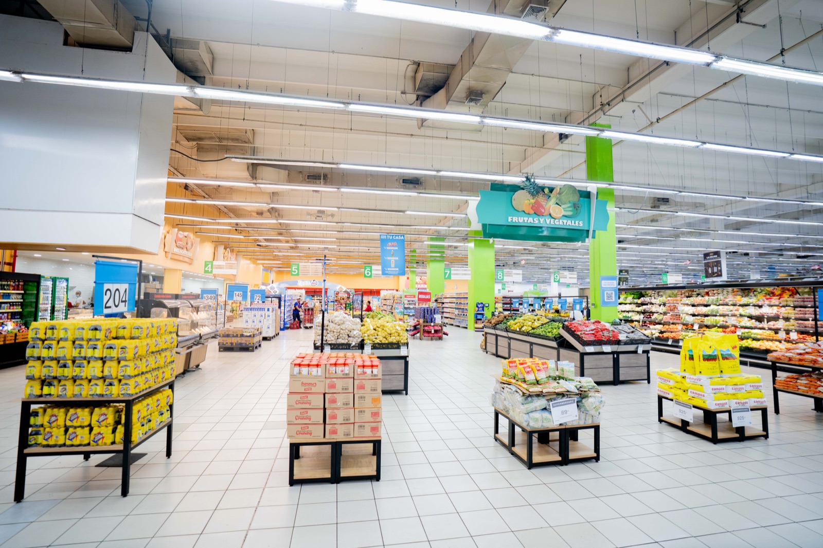 Área de supermercado de Plaza Lama iluminada con LED