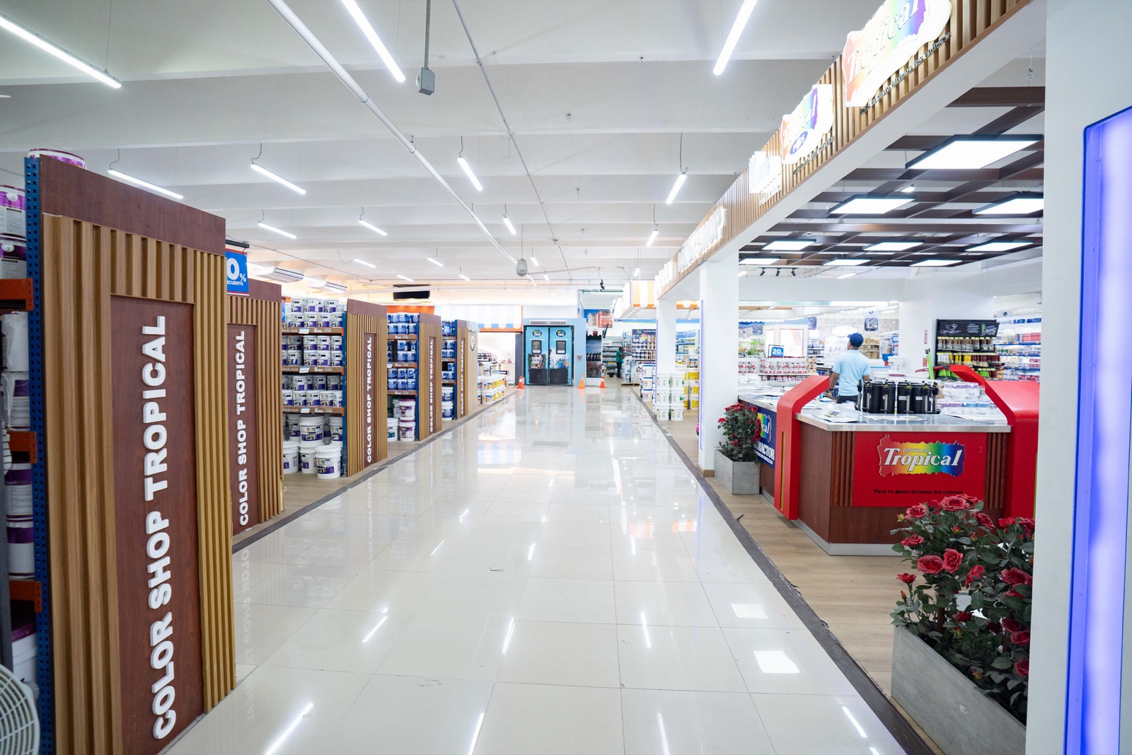 Área de ferretería y pinturas iluminada con tecnología LED