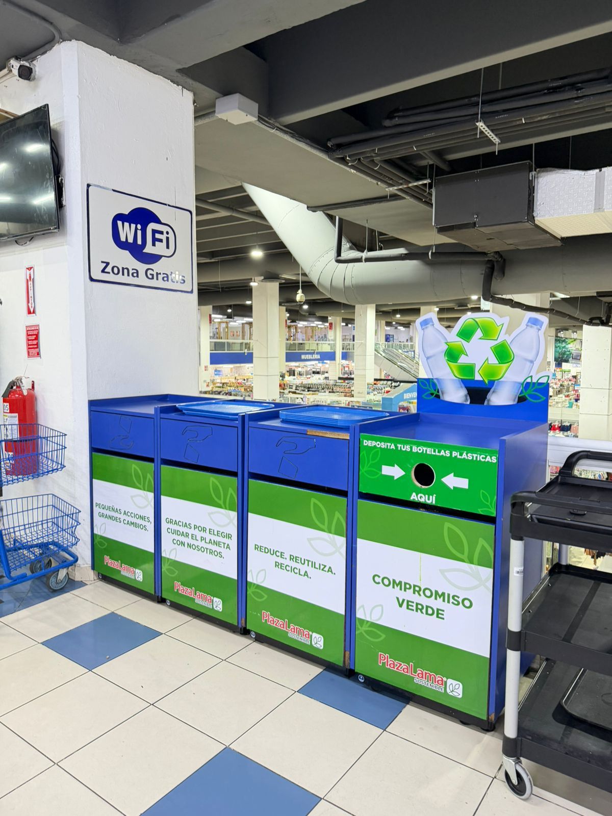 Estaciones de reciclaje Compromiso Verde de Plaza Lama para depositar botellas plásticas